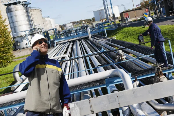 Boru hatları pompalar işletme petrol işçileri — Stok fotoğraf