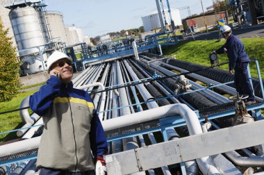 boru hatları pompalar işletme petrol işçileri