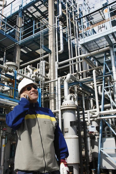 Trabajador de la construcción hablando por teléfono —  Fotos de Stock