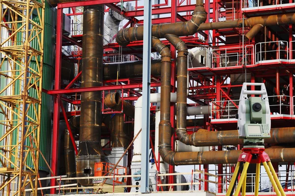 Instrumento de medición de topógrafos dentro de planta de construcción — Foto de Stock