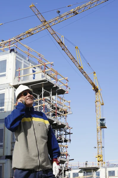 Trabalhador da construção falando por telefone — Fotografia de Stock