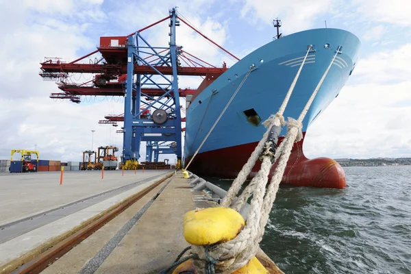 Navio contentor atracado à beira do cais — Fotografia de Stock