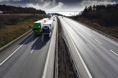 bir çift şeritli otoyol sürüş kamyon