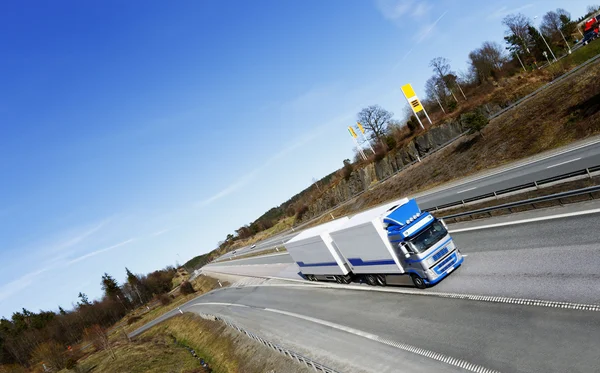 Duże czyste ciężarówki na autostradzie — Zdjęcie stockowe