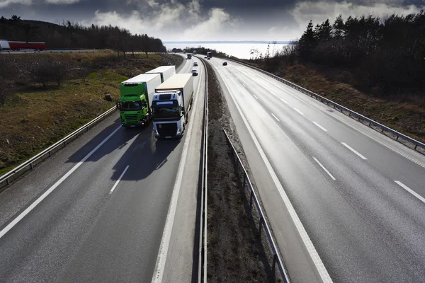 Truck driving on a dual lane freeway — Stock Photo, Image