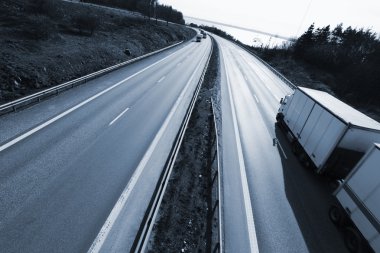 bir çift şeritli otoyol sürüş kamyon