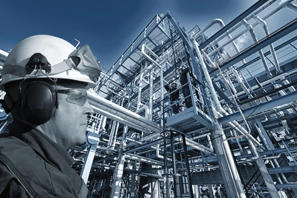 Trabalhador de petróleo e construções de refinarias gigantes — Fotografia de Stock