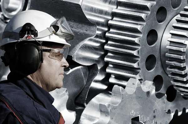 Ingeniero de acero y maquinaria de engranajes gigantes — Foto de Stock