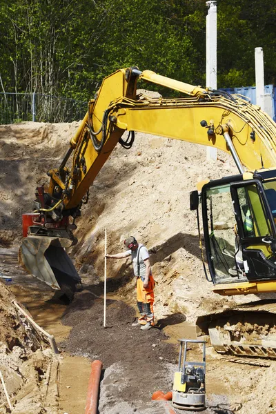 Bulldozer, travaux routiers et travailleurs de chantier en action — Photo