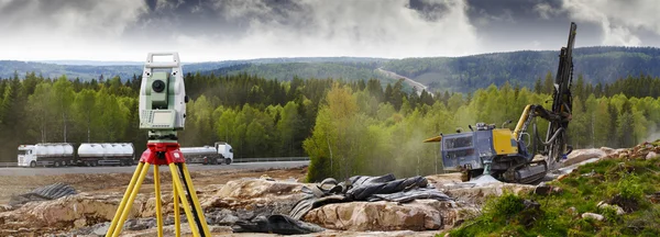 Macchine industriali per la sabbiatura di rocce con strumento topografico — Foto Stock