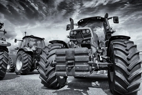 Obří zemědělské traktory a pneumatiky — Stock fotografie