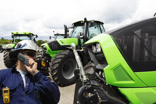 機械工および農業トラクターのラインアップ — ストック写真