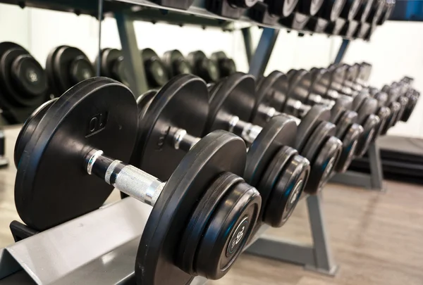 Haltère dans la salle de fitness — Photo