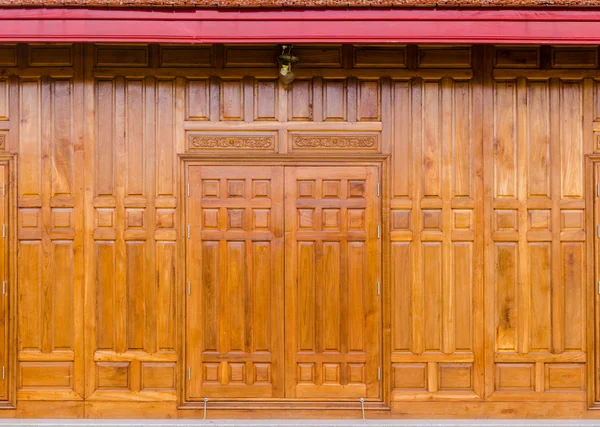 Holzfenster an einer Holzwand. — Stockfoto