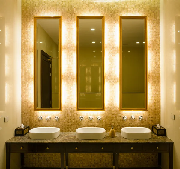 Modernes Interieur eines Badezimmers lizenzfreie Stockfotos