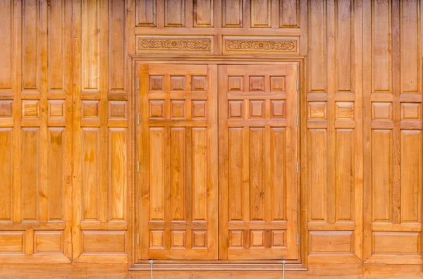 Janela de madeira em uma parede de madeira . — Fotografia de Stock