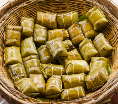 Muz yaprağında pişirilmiş glutinous pilavı.