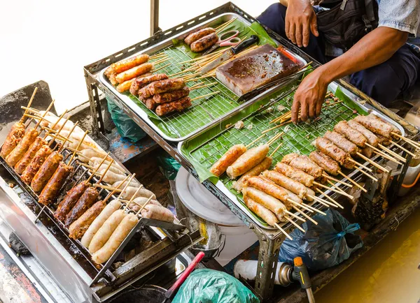 Salsicce in Thailandia, cibo in stile thailandese — Foto Stock