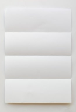 Beyaz dokulu yaprak kağıttan katlanmış