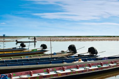 Yerel bir lagün üzerinde tekne