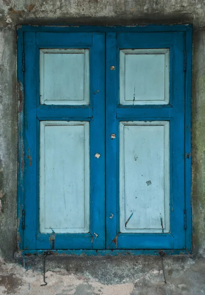 Velho sujo janela azul — Fotografia de Stock