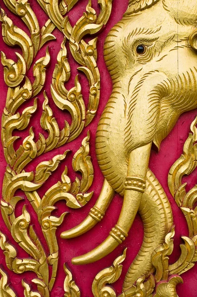 Слон резной золотой краской — стоковое фото