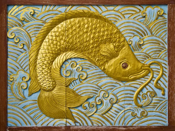 Poisson sculpter peinture d'or — Photo