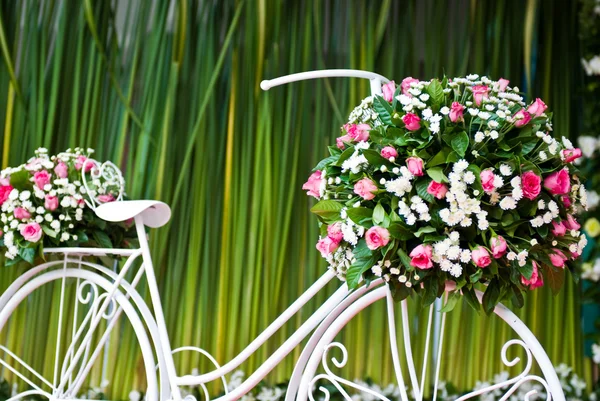 Bicicleta com flor — Fotografia de Stock