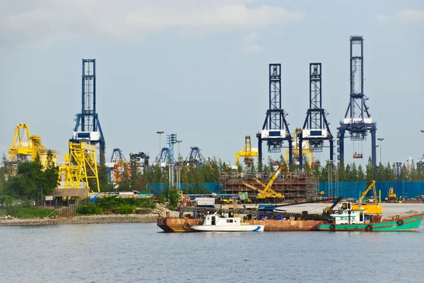 Kranar i en industriell hamn — Stockfoto