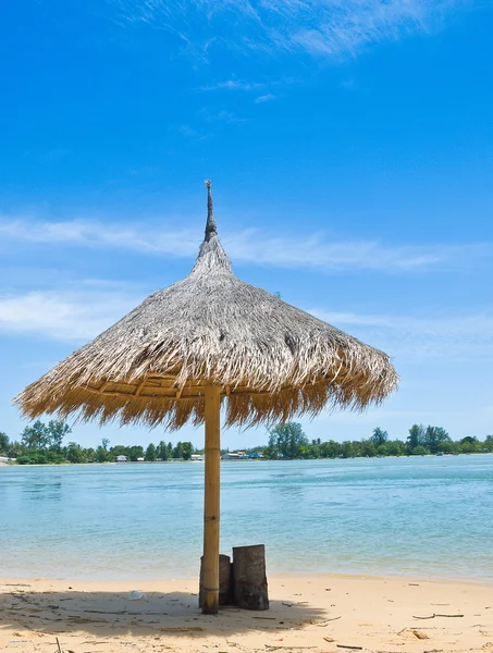 Sunshade and the beach — Stock Photo, Image