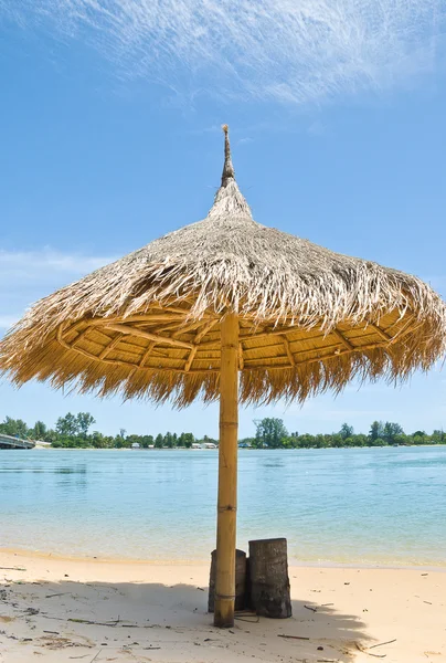 Sunshade and the beach — Stock Photo, Image