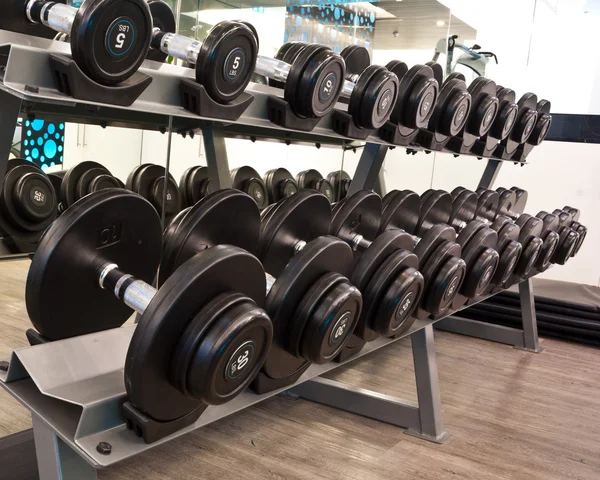 Hantel im Fitnessraum — Stockfoto