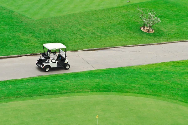 Terrain de golf avec voiturette de golf — Photo