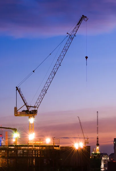 Transporttechnik mit dem Derrickkran auf der Baustelle — Stockfoto