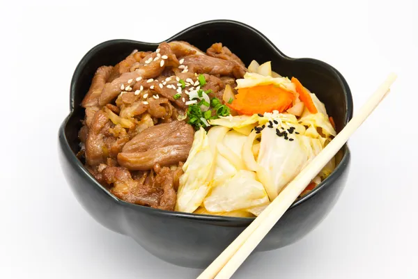 Reis unter gebratenem Schweinefleisch und Gemüse — Stockfoto