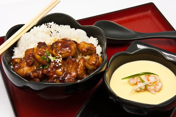 Ris med kyckling teriyaki och kinesiska steam ägg — Stockfoto