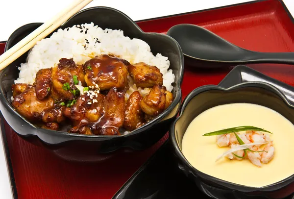 Arroz con pollo Teriyaki y huevo de vapor chino — Foto de Stock