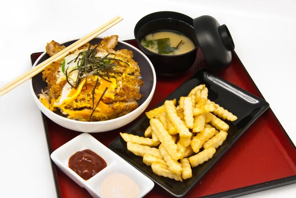 Bento, estilo de comida japonesa, frango frito e arroz e sopa um — Fotografia de Stock