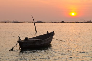gün batımında tekne