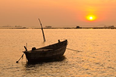 gün batımında tekne