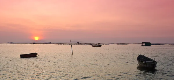 日没時のボートします。 — ストック写真