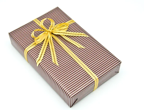 Чорна подарункова коробка з білою смужкою, прикріпленою до золотої стрічки — стокове фото