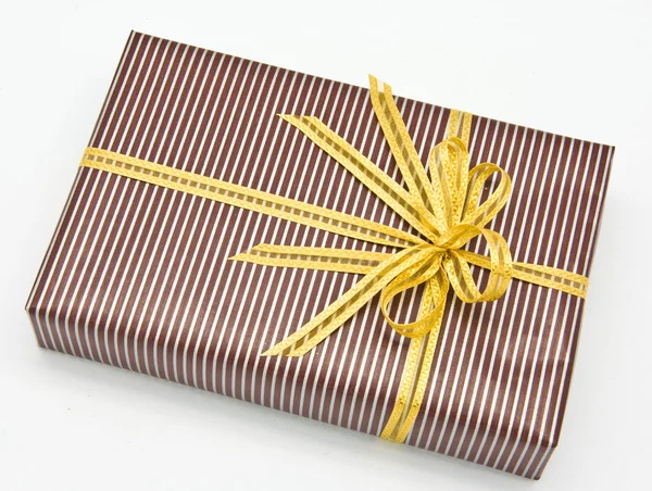 Caixa de presente preta com barra branca anexada fita de ouro — Fotografia de Stock