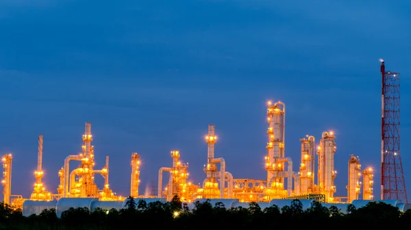 Scenic of petrochemical oil refinery plant shines — Stock Photo, Image