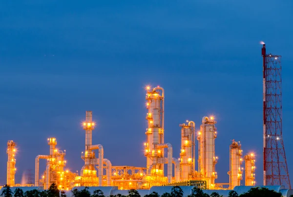 Szenerie der petrochemischen Ölraffinerie erstrahlt — Stockfoto