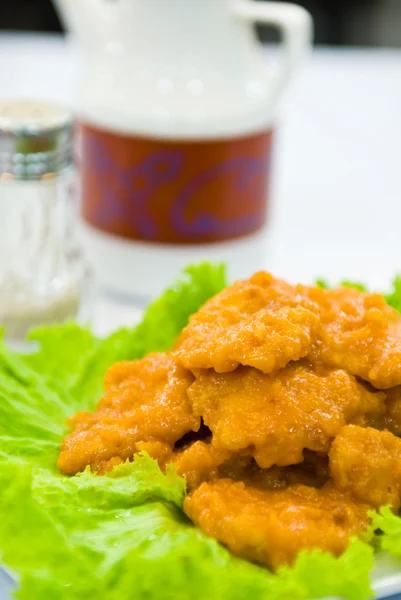 Pieza Pescado frito con verduras — Foto de Stock