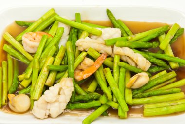 Kızarmış karidesli kuşkonmaz