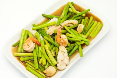 Kızarmış karidesli kuşkonmaz