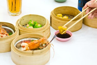 yemek çubukları ile çeşitli dim sum