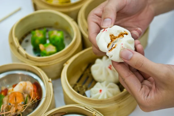 Ångad dumpling med hand — Stockfoto